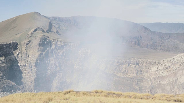 活火山Nindiri广角拍摄。在这段4K视频中，我们可以看到火山口喷出蒸汽和硫磺。位于马萨亚(马那瓜-尼加拉瓜-中美洲)。视频素材