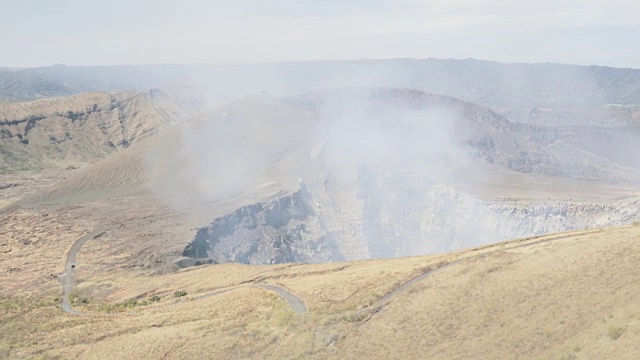 活火山Nindiri广角拍摄。在这段4K视频中，我们可以看到火山口喷出蒸汽和硫磺。位于马萨亚(马那瓜-尼加拉瓜-中美洲)。视频素材