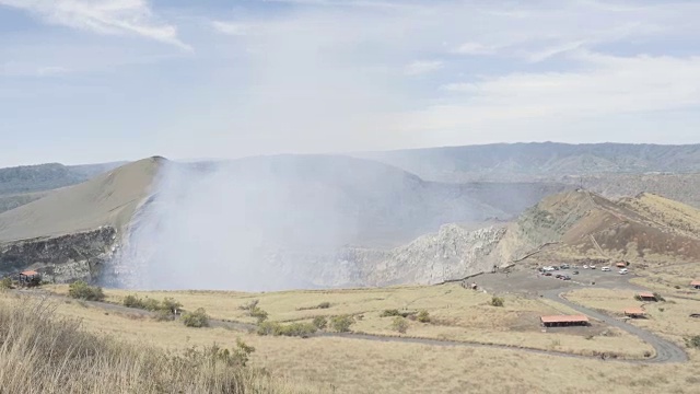 活火山Nindiri广角拍摄。在这段4K视频中，我们可以看到火山口喷出蒸汽和硫磺。位于马萨亚(马那瓜-尼加拉瓜-中美洲)。视频素材