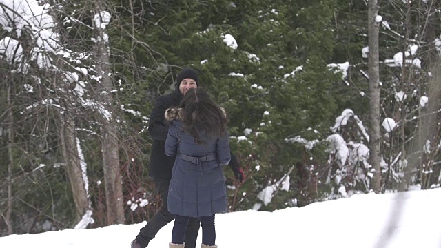 慢镜头男人和女人在雪道上走着停着视频素材