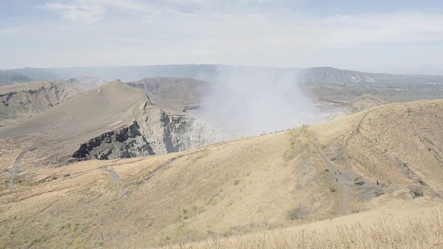 活火山Nindiri广角拍摄。在这段4K视频中，我们可以看到火山口喷出蒸汽和硫磺。位于马萨亚(马那瓜-尼加拉瓜-中美洲)。视频素材