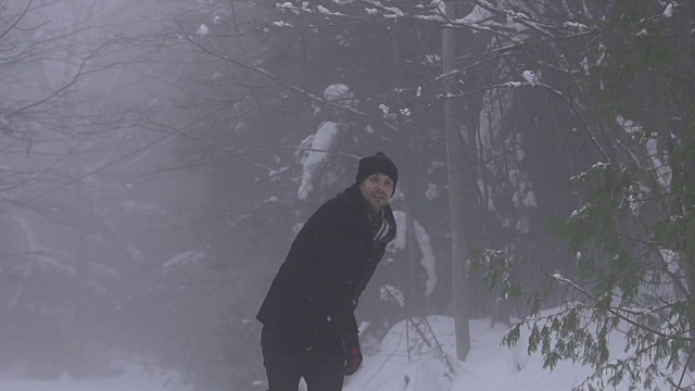 慢镜头男人扔雪球，女人闪避视频素材