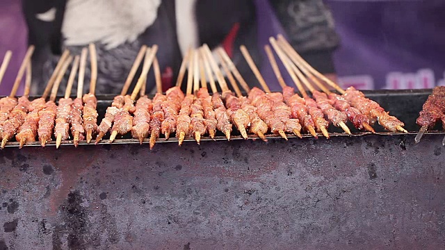 用竹签烤的羔羊肉视频素材