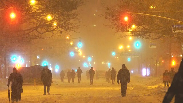 2016年1月23日晚上，严重的冬季暴风雪乔纳斯袭击了纽约东村。视频素材