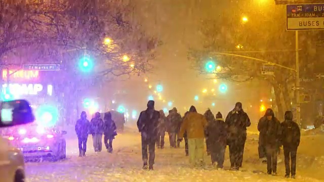 2016年1月23日晚上，严重的冬季暴风雪乔纳斯袭击了纽约东村。视频素材