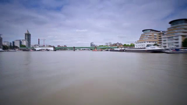 从一艘荷兰驳船的船头往下看，随着它越来越靠近伦敦市中心，城市景观和河流交叉越来越多视频素材