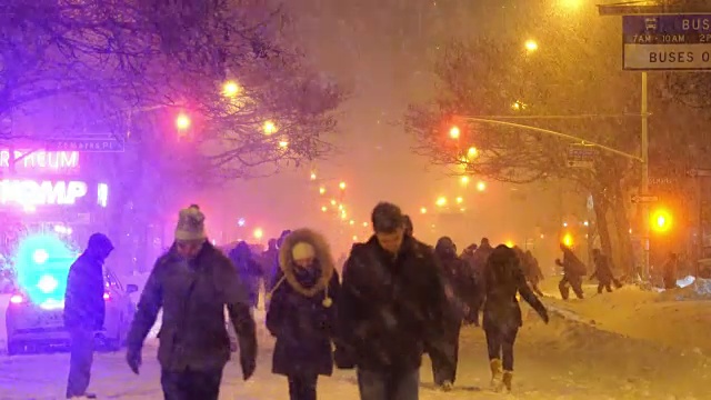 2016年1月23日晚上，严重的冬季暴风雪乔纳斯袭击了纽约东村。视频素材