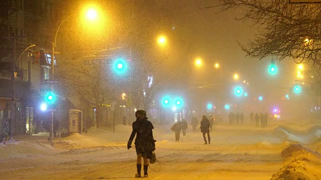 2016年1月23日晚上，严重的冬季暴风雪乔纳斯袭击了纽约东村。视频素材