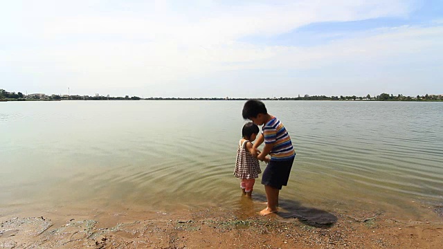 兄弟姐妹在laskshore视频下载