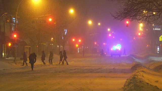 2016年1月23日晚上，严重的冬季暴风雪乔纳斯袭击了纽约东村。视频素材