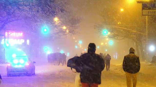 2016年1月23日晚上，严重的冬季暴风雪乔纳斯袭击了纽约东村。视频素材