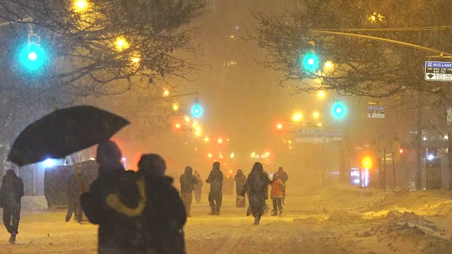 2016年1月23日晚上，严重的冬季暴风雪乔纳斯袭击了纽约东村。视频素材