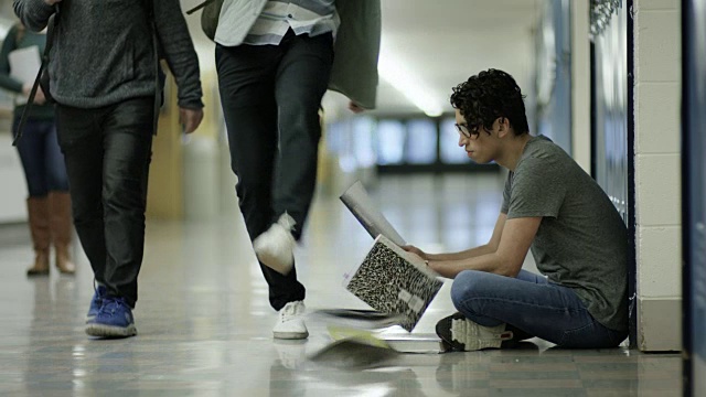 男性在学校被欺负视频素材