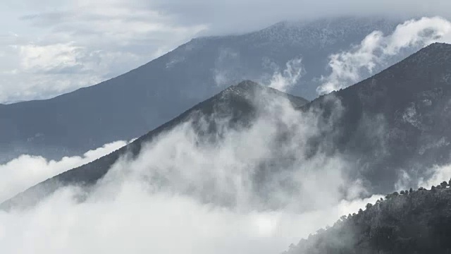 延时拍摄，山上的雾和云视频素材