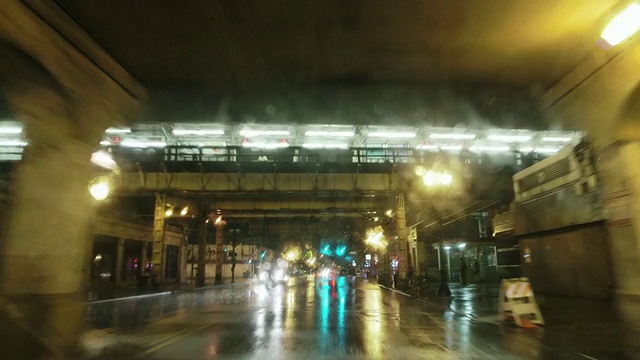 雨夜驾车穿过城市街道视频素材