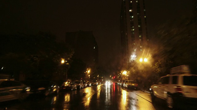 雨夜驾车穿过城市街道视频素材