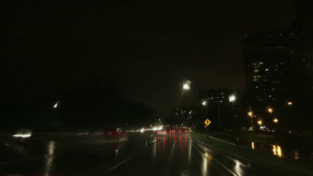 雨夜在高速公路上行驶视频素材