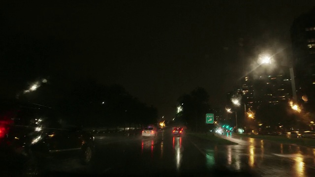 雨夜在高速公路上行驶视频素材