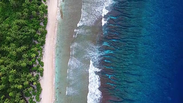 俯瞰温柔的海浪打破太平洋环礁视频素材