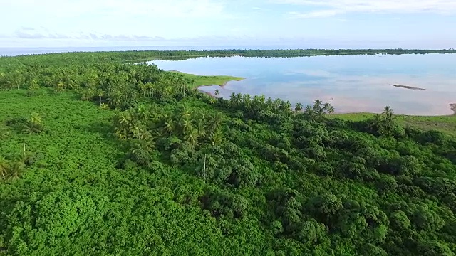 沿着曼拉礁湖向前移动视频素材