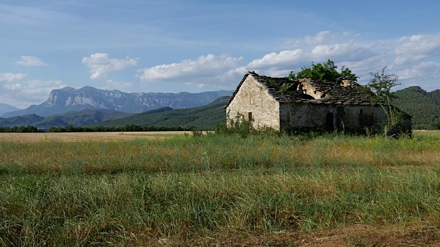 西班牙Coscojuela de Sobrarbe小屋和山脉视频素材