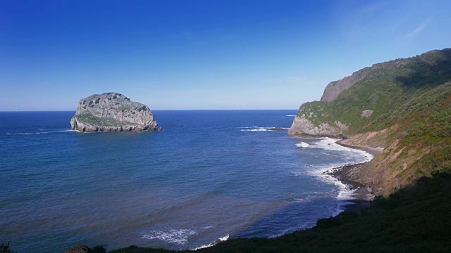 海岸。岩湾视频素材