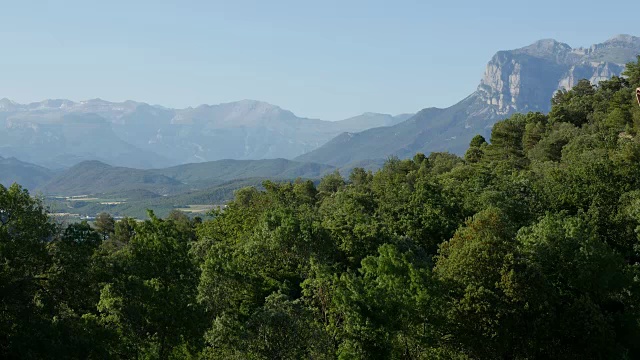 西班牙比利牛斯山的顶峰在远方视频素材