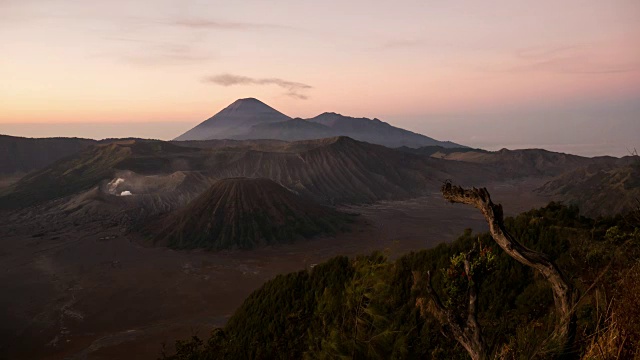 印度尼西亚东爪哇的布罗莫火山的日出。视频素材