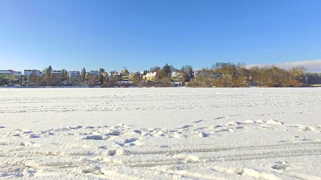 湖面上覆盖着雪景摄影车视频素材