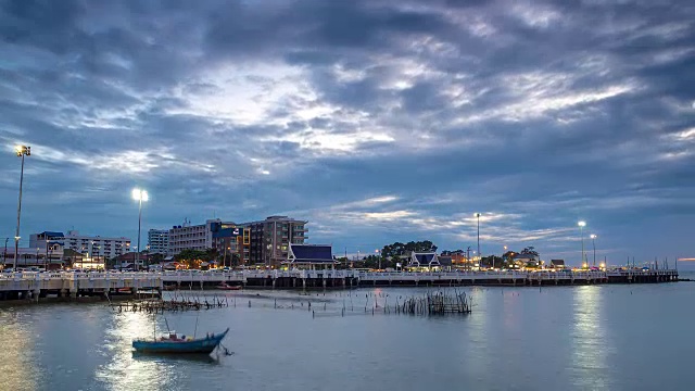 从白天到夜晚，海面上的日落延时视频素材