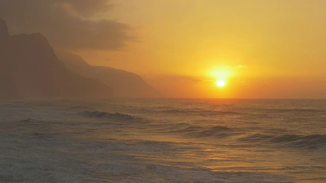 海浪拍打着海岸视频素材