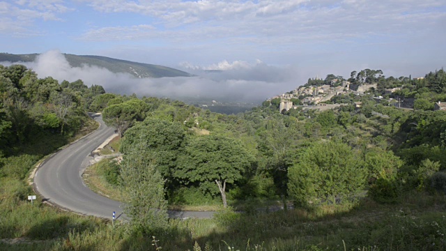 一辆汽车在邦纽村的山路上行驶视频素材