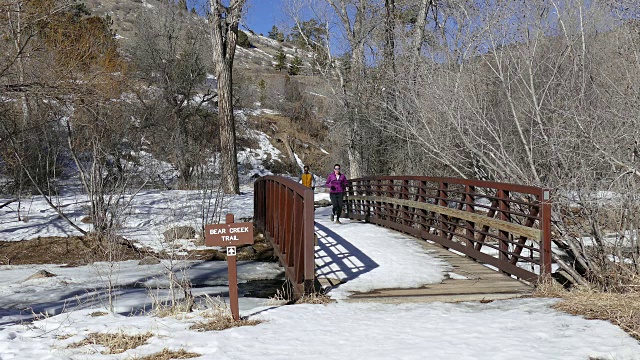 年轻夫妇trail跑雪熊溪科罗拉多落基山脉视频素材