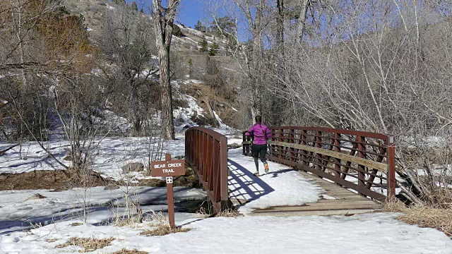 一名年轻女子在科罗拉多落基山脉雪地里奔跑视频素材