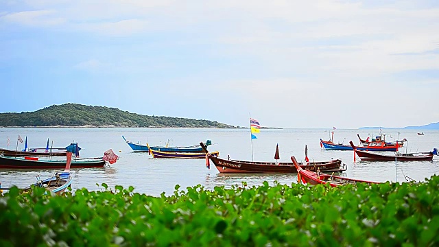 热带海滩上的渔船视频下载