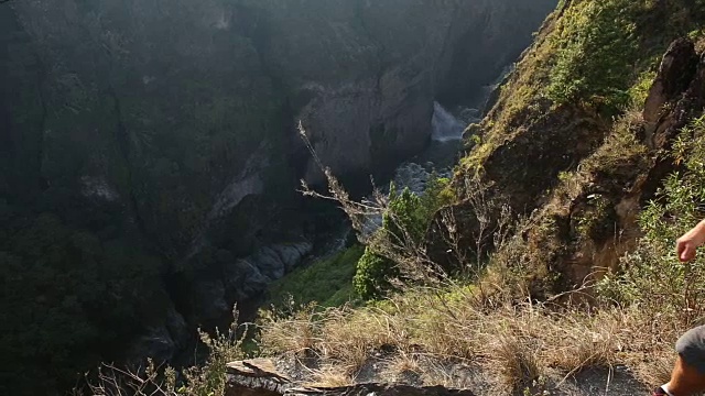 徒步旅行者俯瞰峡谷，拍照留念视频素材