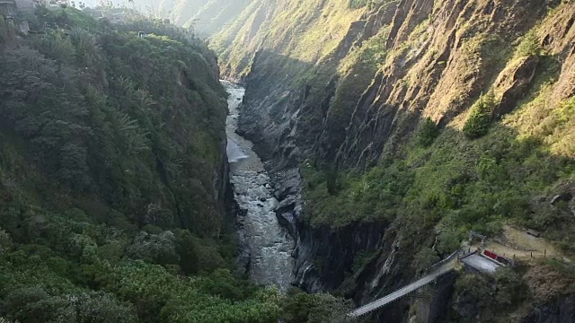 倾斜向下进入深山峡谷视频素材