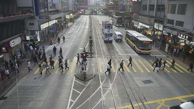 高清实时视频，香港城市景观，繁忙的交通穿梭交通视频素材