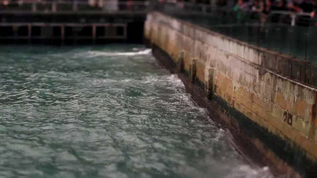 海浪拍打香港的码头视频素材