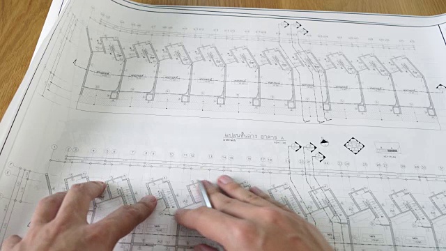 建筑师检查房屋蓝图视频素材