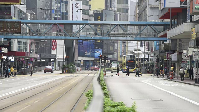 高清实时视频，香港城市景观，繁忙的交通穿梭交通视频素材