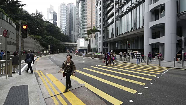 高清实时视频，香港市容，繁忙的交通十字路口穿梭交通视频素材