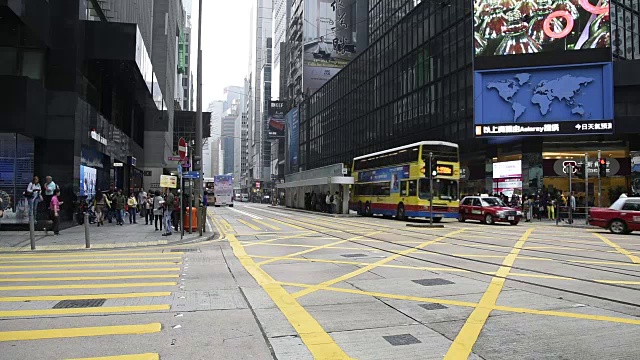 高清实时视频，香港城市景观，繁忙的交通穿梭交通视频素材