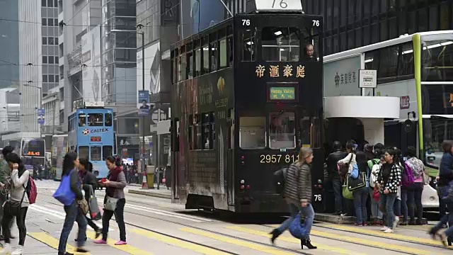 高清实时视频，香港城市景观，繁忙的交通穿梭交通视频素材