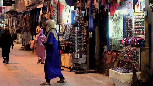 手持拍摄在麦地那地区的一个露天市场，摩洛哥视频素材