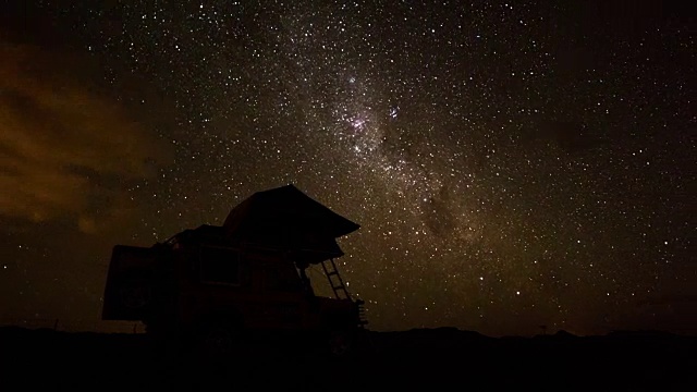 时间推移的轮廓4x4车辆对着夜空视频素材