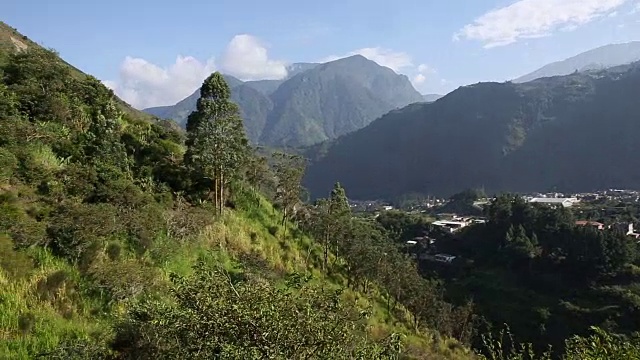 一个女人戴着帽子沿着山路走视频素材