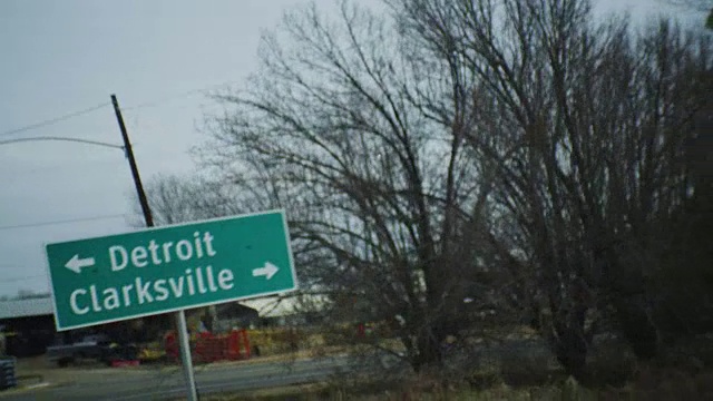 “克拉克斯维尔”(Clarksville)和“底特律”(Detroit)的高速公路路标。视频素材