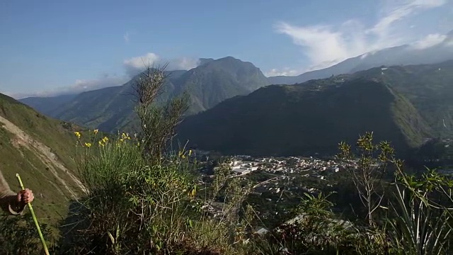 女人走在山道上，在村子上面视频素材