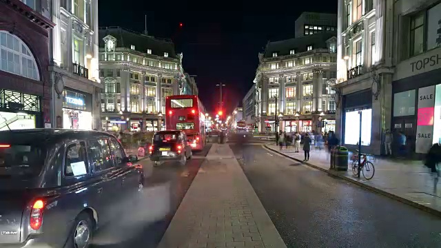 从中央岛保留地观看牛津广场和牛津街的夜景视频素材